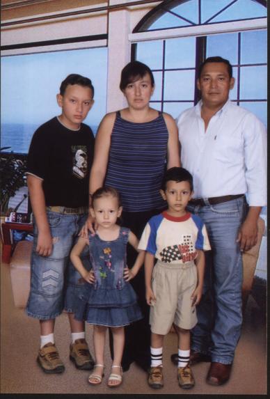 foto de una familia completa del pa&iacute;s de Ecuador que fue enviada como muestra de su testimonio de aplicar las ense&ntilde;anzas de sensei diego labrousse